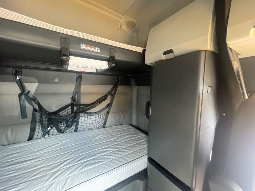 Sleeper Tractor-Heavy Duty Tractors-Freightliner-2022-T12664ST-Baltimore-MD-469,294\n\t\tmiles-$ 67,500 - Image 19