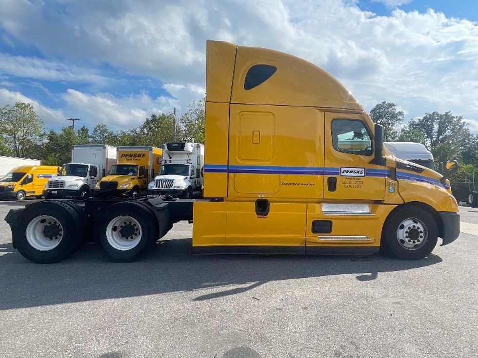 Sleeper Tractor-Heavy Duty Tractors-Freightliner-2022-T12664ST-Baltimore-MD-469,294\n\t\tmiles-$ 67,500 - Image 8