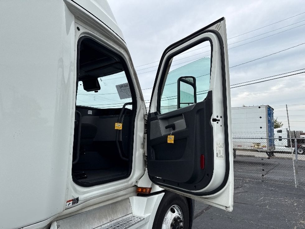 Sleeper Tractor-Heavy Duty Tractors-Freightliner-2022-T12664ST-Baltimore-MD-517,797\n\t\tmiles-$ 67,000 - Image 13