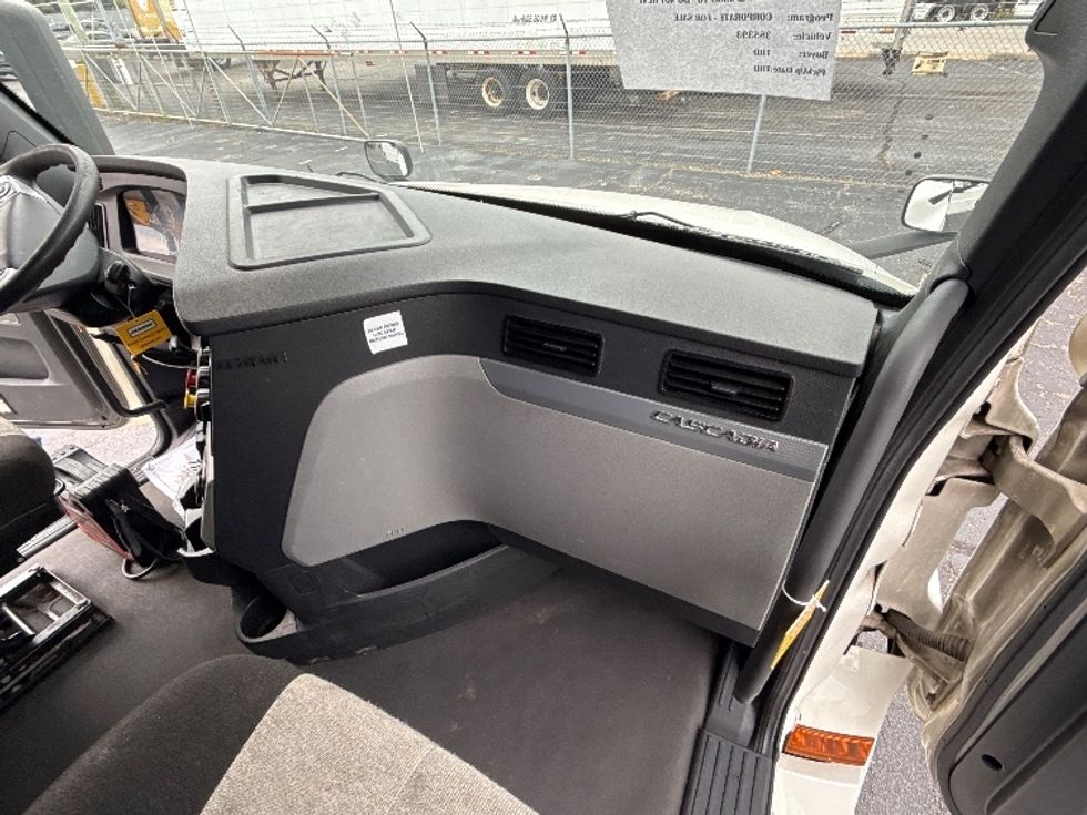 Sleeper Tractor-Heavy Duty Tractors-Freightliner-2022-T12664ST-Baltimore-MD-517,797\n\t\tmiles-$ 67,000 - Image 14