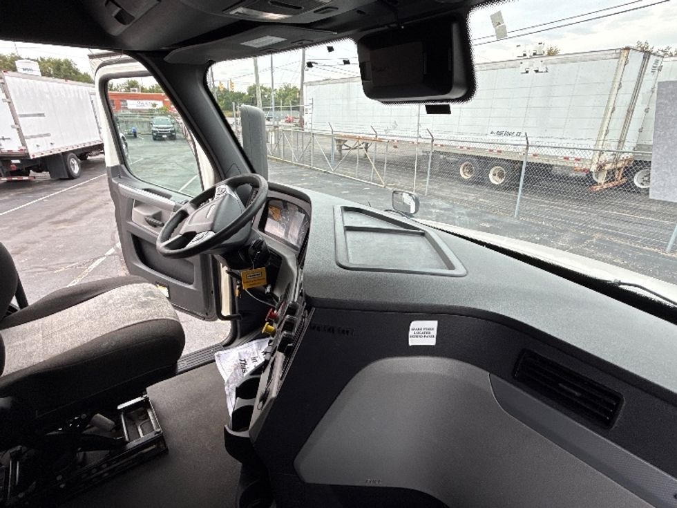Sleeper Tractor-Heavy Duty Tractors-Freightliner-2022-T12664ST-Baltimore-MD-517,797\n\t\tmiles-$ 67,000 - Image 15