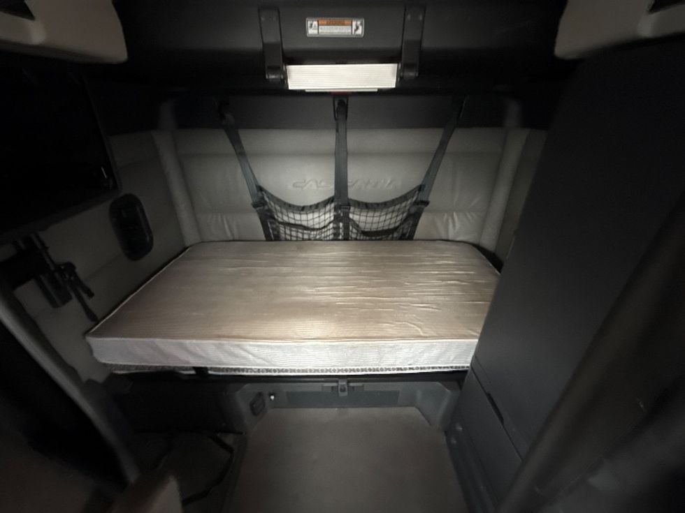 Sleeper Tractor-Heavy Duty Tractors-Freightliner-2022-T12664ST-Baltimore-MD-517,797\n\t\tmiles-$ 67,000 - Image 16