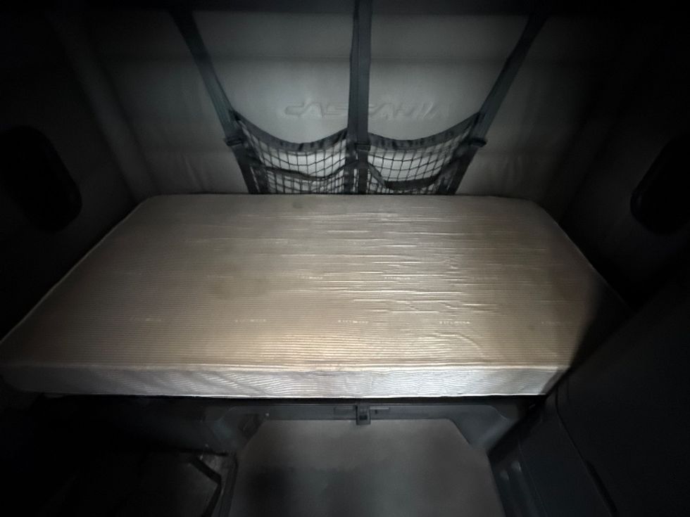 Sleeper Tractor-Heavy Duty Tractors-Freightliner-2022-T12664ST-Baltimore-MD-517,797\n\t\tmiles-$ 67,000 - Image 17