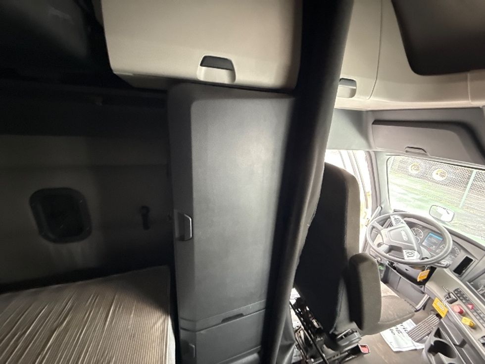 Sleeper Tractor-Heavy Duty Tractors-Freightliner-2022-T12664ST-Baltimore-MD-517,797\n\t\tmiles-$ 67,000 - Image 18