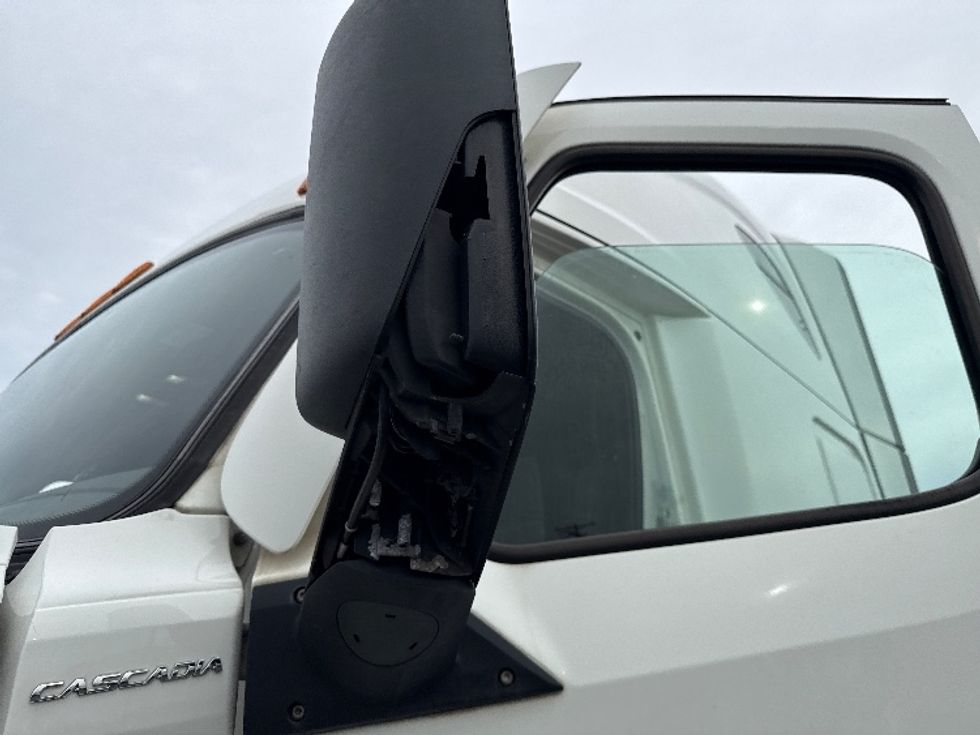 Sleeper Tractor-Heavy Duty Tractors-Freightliner-2022-T12664ST-Baltimore-MD-517,797\n\t\tmiles-$ 67,000 - Image 22