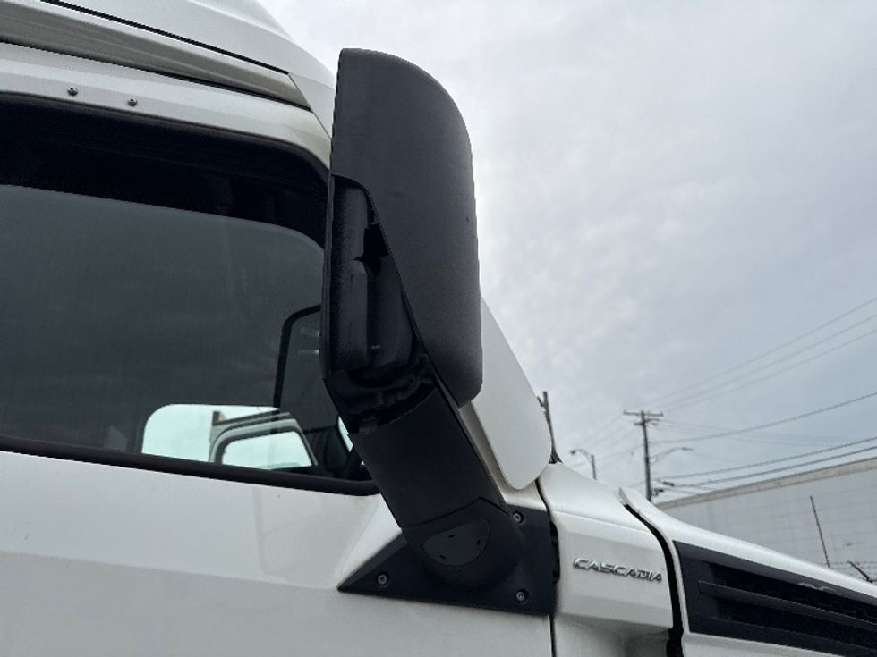 Sleeper Tractor-Heavy Duty Tractors-Freightliner-2022-T12664ST-Baltimore-MD-517,797\n\t\tmiles-$ 67,000 - Image 24