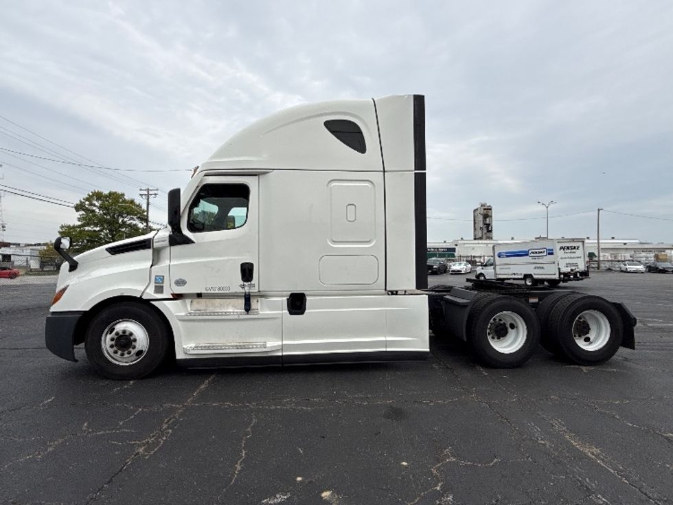 Sleeper Tractor-Heavy Duty Tractors-Freightliner-2022-T12664ST-Baltimore-MD-517,797\n\t\tmiles-$ 67,000 - Image 4
