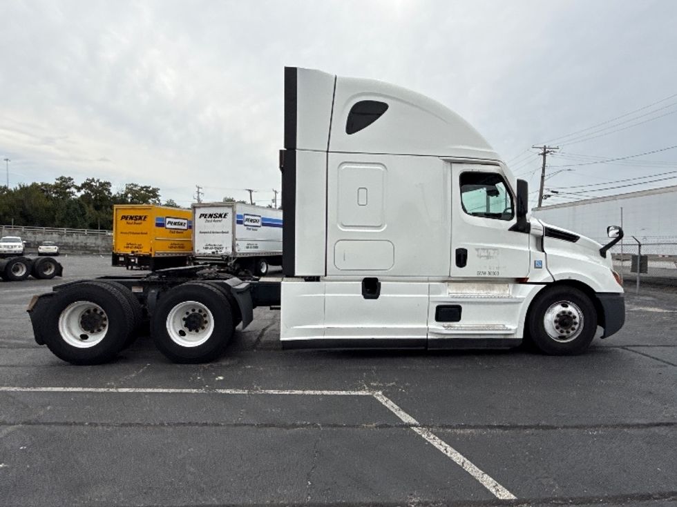 Sleeper Tractor-Heavy Duty Tractors-Freightliner-2022-T12664ST-Baltimore-MD-517,797\n\t\tmiles-$ 67,000 - Image 8