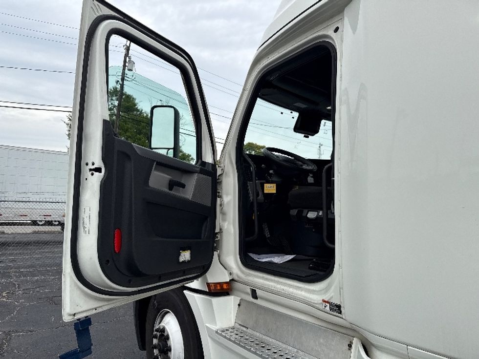 Sleeper Tractor-Heavy Duty Tractors-Freightliner-2022-T12664ST-Baltimore-MD-517,797\n\t\tmiles-$ 67,000 - Image 9
