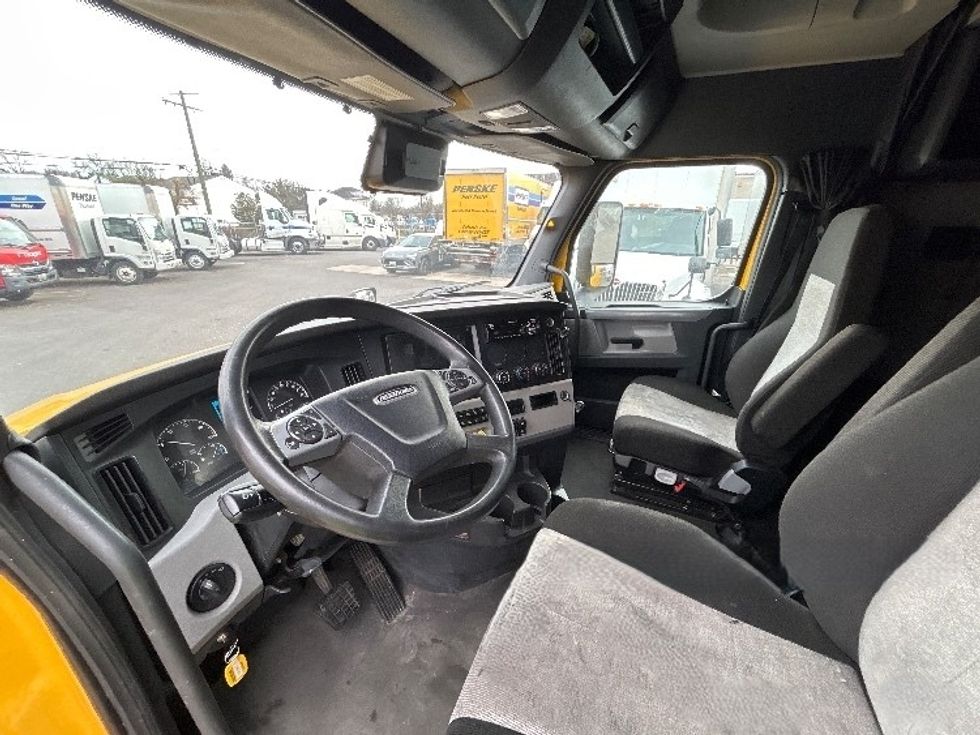 Sleeper Tractor-Heavy Duty Tractors-Freightliner-2022-T12664ST-Baltimore-MD-555,183\n\t\tmiles-$ 55,500 - Image 10