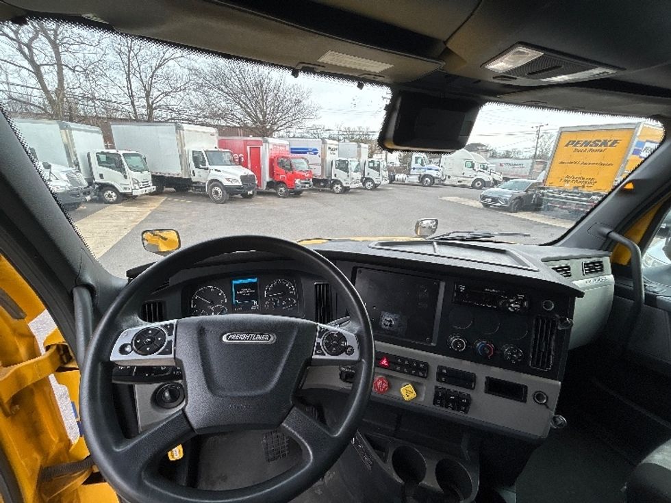 Sleeper Tractor-Heavy Duty Tractors-Freightliner-2022-T12664ST-Baltimore-MD-555,183\n\t\tmiles-$ 55,500 - Image 11