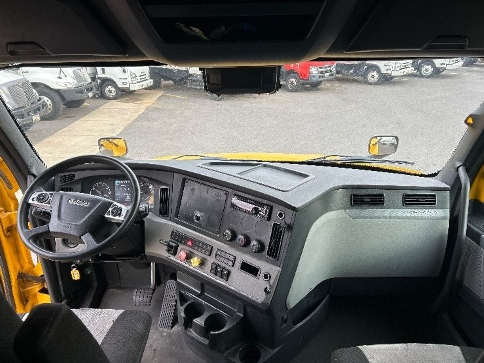 Sleeper Tractor-Heavy Duty Tractors-Freightliner-2022-T12664ST-Baltimore-MD-555,183\n\t\tmiles-$ 55,500 - Image 12