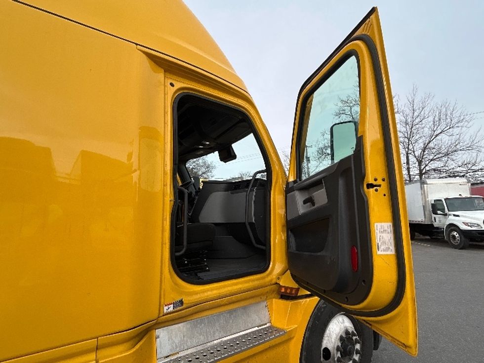 Sleeper Tractor-Heavy Duty Tractors-Freightliner-2022-T12664ST-Baltimore-MD-555,183\n\t\tmiles-$ 55,500 - Image 13