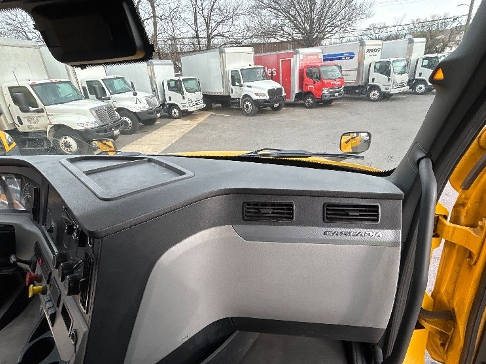 Sleeper Tractor-Heavy Duty Tractors-Freightliner-2022-T12664ST-Baltimore-MD-555,183\n\t\tmiles-$ 55,500 - Image 14