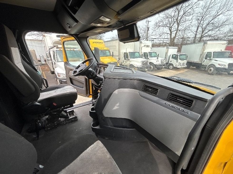 Sleeper Tractor-Heavy Duty Tractors-Freightliner-2022-T12664ST-Baltimore-MD-555,183\n\t\tmiles-$ 55,500 - Image 15