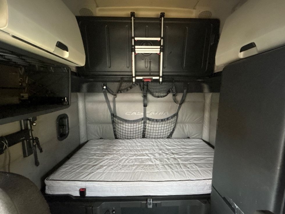 Sleeper Tractor-Heavy Duty Tractors-Freightliner-2022-T12664ST-Baltimore-MD-555,183\n\t\tmiles-$ 55,500 - Image 16