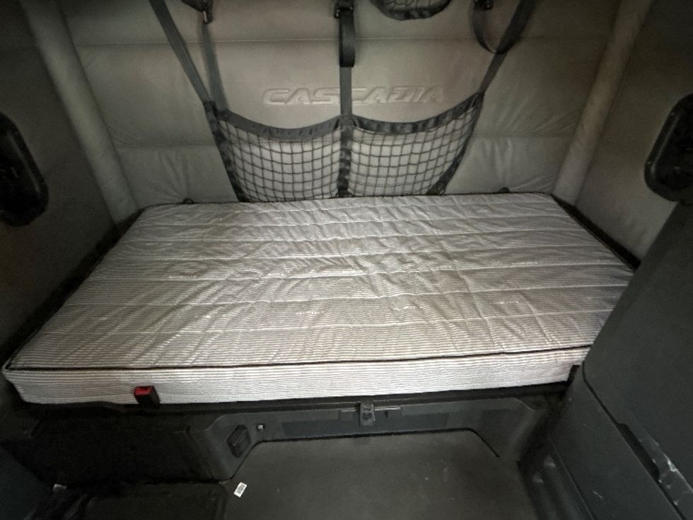 Sleeper Tractor-Heavy Duty Tractors-Freightliner-2022-T12664ST-Baltimore-MD-555,183\n\t\tmiles-$ 55,500 - Image 17