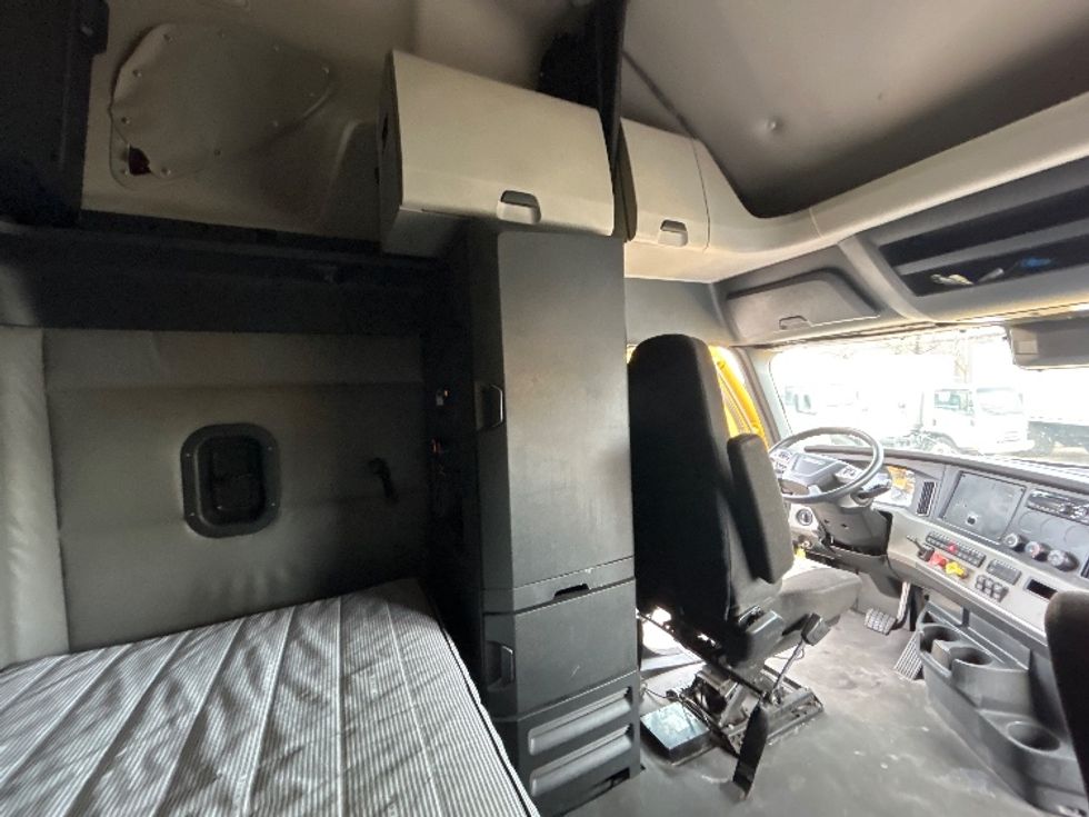 Sleeper Tractor-Heavy Duty Tractors-Freightliner-2022-T12664ST-Baltimore-MD-555,183\n\t\tmiles-$ 55,500 - Image 18