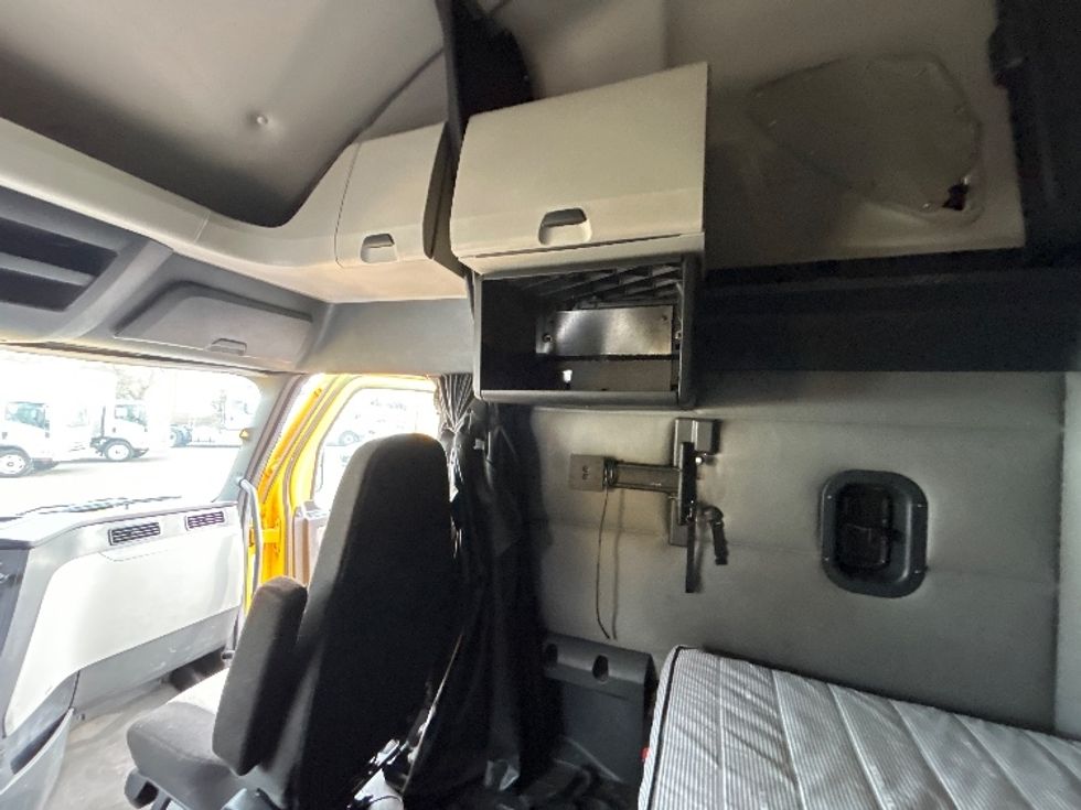 Sleeper Tractor-Heavy Duty Tractors-Freightliner-2022-T12664ST-Baltimore-MD-555,183\n\t\tmiles-$ 55,500 - Image 19