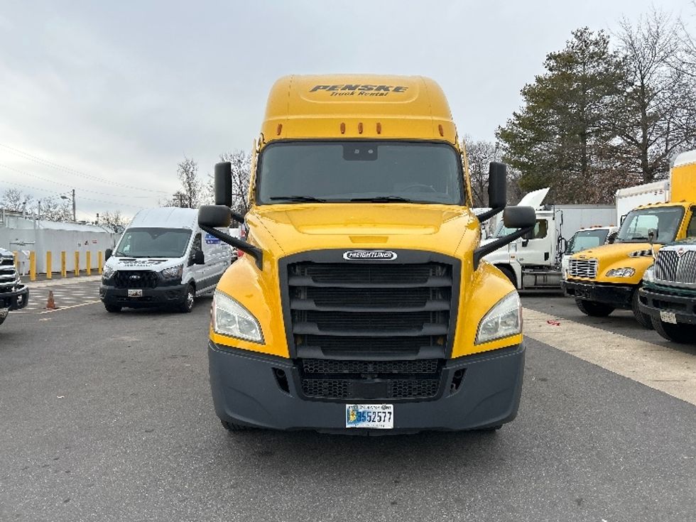 Sleeper Tractor-Heavy Duty Tractors-Freightliner-2022-T12664ST-Baltimore-MD-555,183\n\t\tmiles-$ 55,500 - Image 2