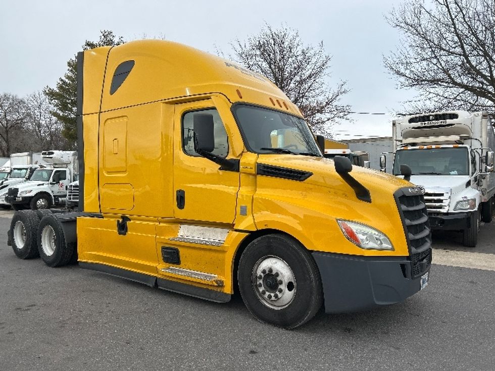 Sleeper Tractor-Heavy Duty Tractors-Freightliner-2022-T12664ST-Baltimore-MD-555,183\n\t\tmiles-$ 55,500 - Image 3