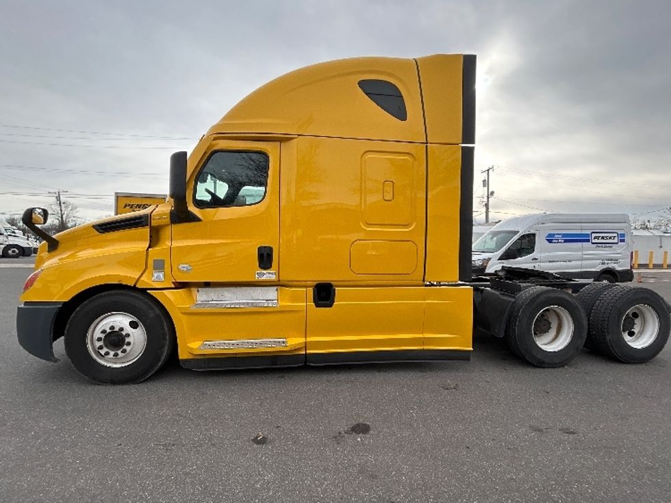 Sleeper Tractor-Heavy Duty Tractors-Freightliner-2022-T12664ST-Baltimore-MD-555,183\n\t\tmiles-$ 55,500 - Image 4