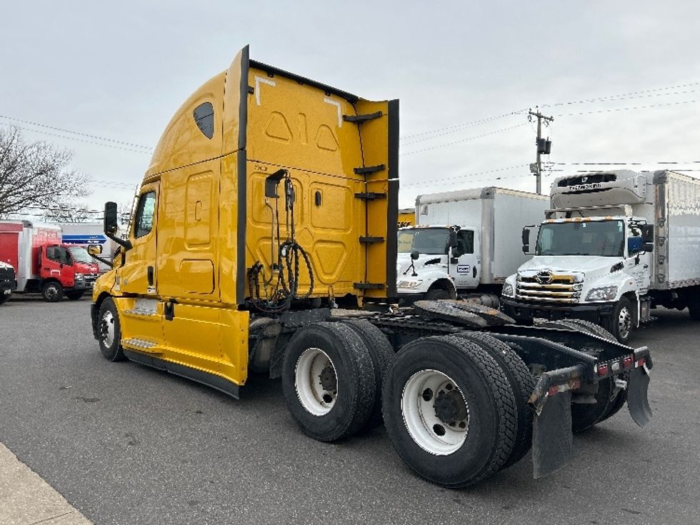 Sleeper Tractor-Heavy Duty Tractors-Freightliner-2022-T12664ST-Baltimore-MD-555,183\n\t\tmiles-$ 55,500 - Image 5