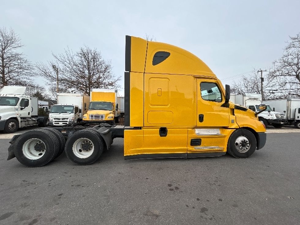 Sleeper Tractor-Heavy Duty Tractors-Freightliner-2022-T12664ST-Baltimore-MD-555,183\n\t\tmiles-$ 55,500 - Image 8