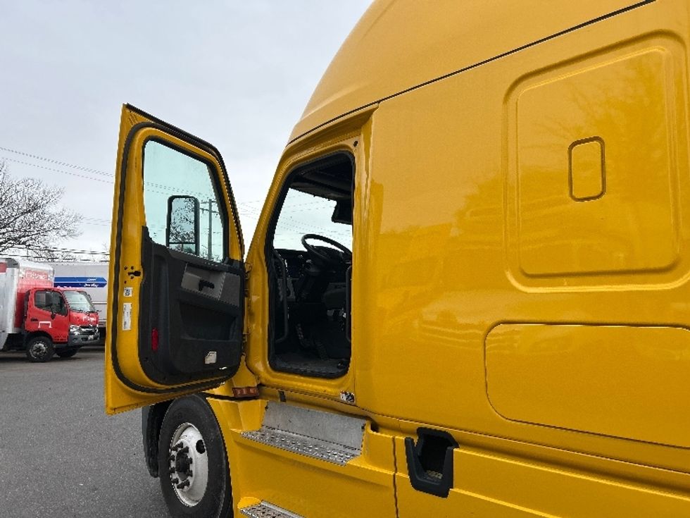 Sleeper Tractor-Heavy Duty Tractors-Freightliner-2022-T12664ST-Baltimore-MD-555,183\n\t\tmiles-$ 55,500 - Image 9