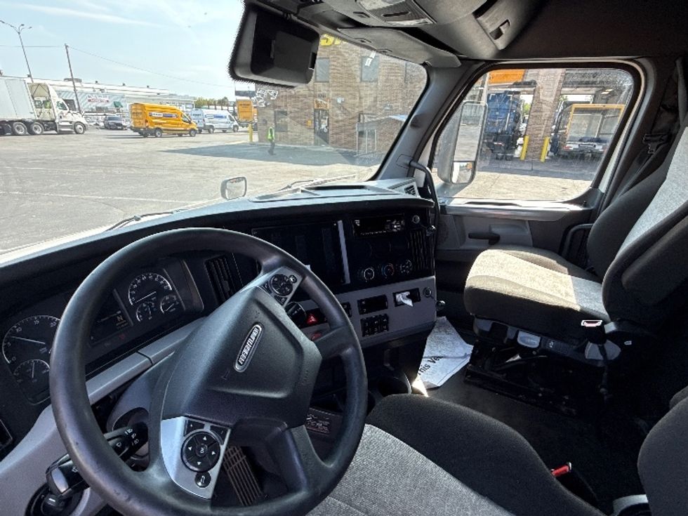 Sleeper Tractor-Heavy Duty Tractors-Freightliner-2022-T12664ST-Baltimore-MD-627,896\n\t\tmiles-$ 56,500 - Image 10