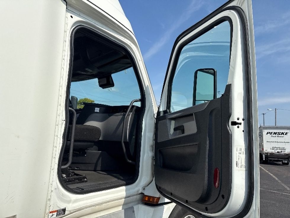 Sleeper Tractor-Heavy Duty Tractors-Freightliner-2022-T12664ST-Baltimore-MD-627,896\n\t\tmiles-$ 56,500 - Image 13