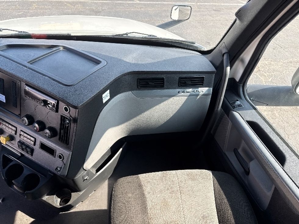 Sleeper Tractor-Heavy Duty Tractors-Freightliner-2022-T12664ST-Baltimore-MD-627,896\n\t\tmiles-$ 56,500 - Image 14