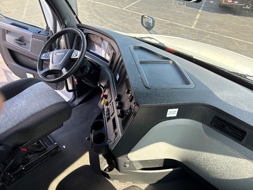 Sleeper Tractor-Heavy Duty Tractors-Freightliner-2022-T12664ST-Baltimore-MD-627,896\n\t\tmiles-$ 56,500 - Image 15