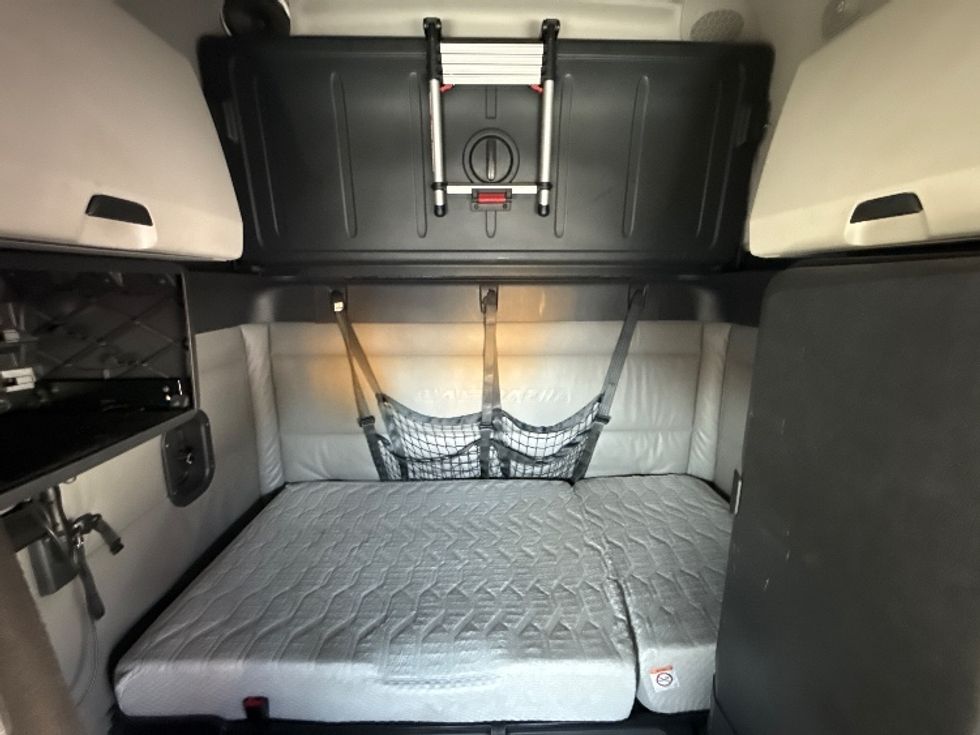 Sleeper Tractor-Heavy Duty Tractors-Freightliner-2022-T12664ST-Baltimore-MD-627,896\n\t\tmiles-$ 56,500 - Image 16