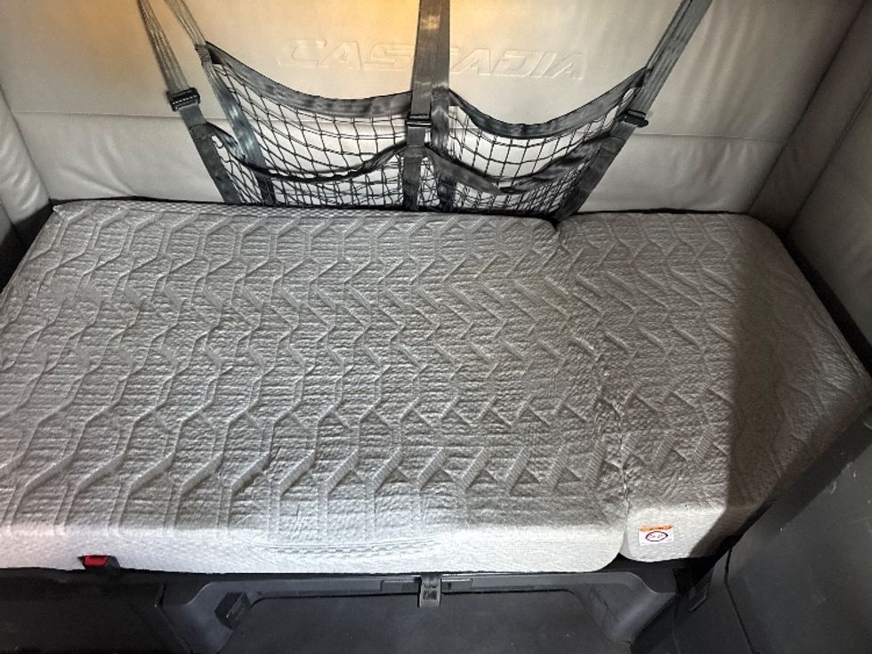 Sleeper Tractor-Heavy Duty Tractors-Freightliner-2022-T12664ST-Baltimore-MD-627,896\n\t\tmiles-$ 56,500 - Image 17