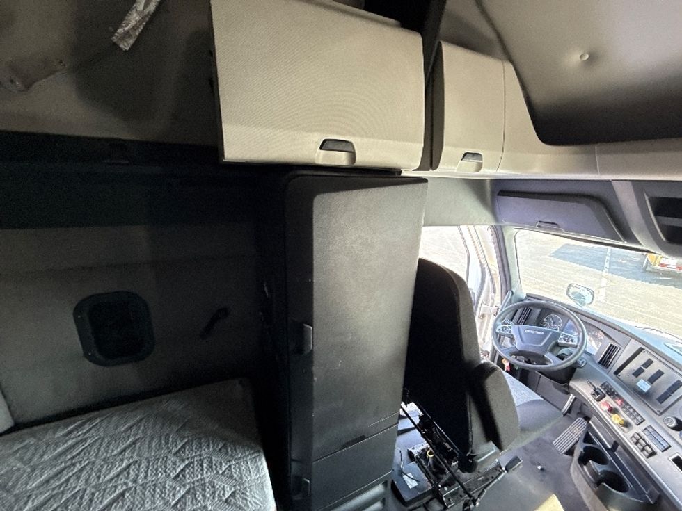 Sleeper Tractor-Heavy Duty Tractors-Freightliner-2022-T12664ST-Baltimore-MD-627,896\n\t\tmiles-$ 56,500 - Image 18