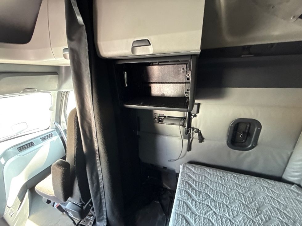 Sleeper Tractor-Heavy Duty Tractors-Freightliner-2022-T12664ST-Baltimore-MD-627,896\n\t\tmiles-$ 56,500 - Image 19