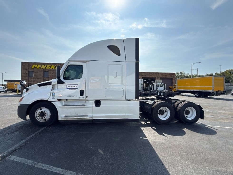 Sleeper Tractor-Heavy Duty Tractors-Freightliner-2022-T12664ST-Baltimore-MD-627,896\n\t\tmiles-$ 56,500 - Image 4
