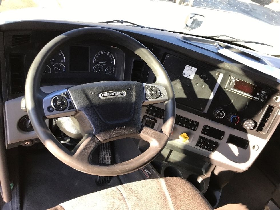 Sleeper Tractor-Heavy Duty Tractors-Freightliner-2022-T12664ST-Bangor-ME-677,790\n\t\tmiles-$ 49,500 - Image 11