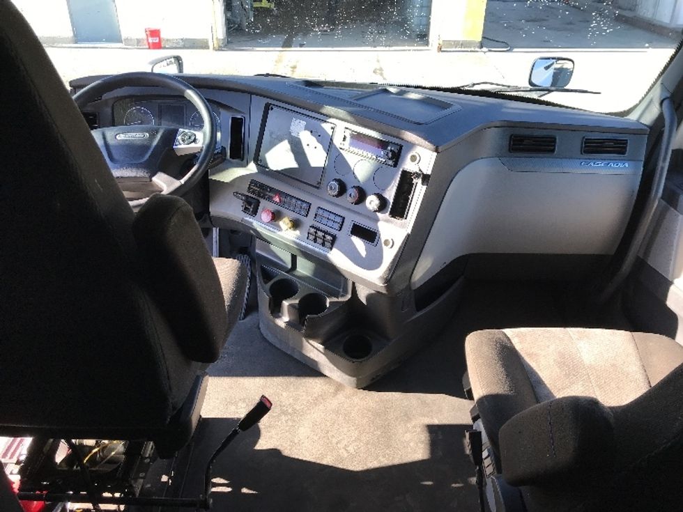 Sleeper Tractor-Heavy Duty Tractors-Freightliner-2022-T12664ST-Bangor-ME-677,790\n\t\tmiles-$ 49,500 - Image 12