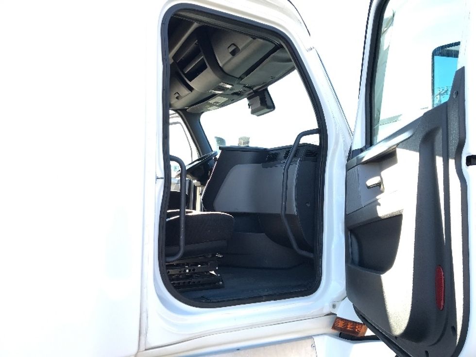 Sleeper Tractor-Heavy Duty Tractors-Freightliner-2022-T12664ST-Bangor-ME-677,790\n\t\tmiles-$ 49,500 - Image 13