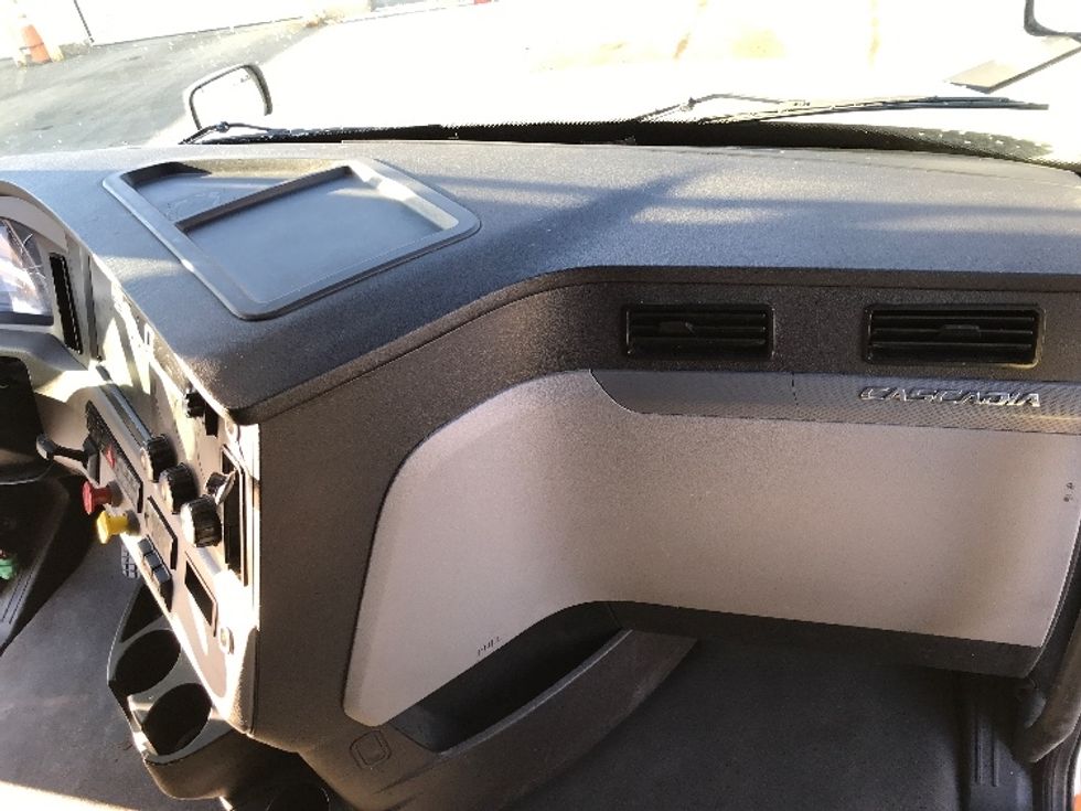 Sleeper Tractor-Heavy Duty Tractors-Freightliner-2022-T12664ST-Bangor-ME-677,790\n\t\tmiles-$ 49,500 - Image 14