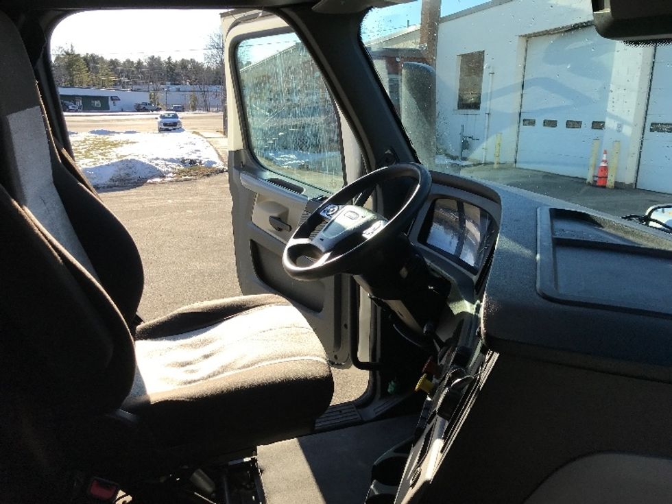 Sleeper Tractor-Heavy Duty Tractors-Freightliner-2022-T12664ST-Bangor-ME-677,790\n\t\tmiles-$ 49,500 - Image 15