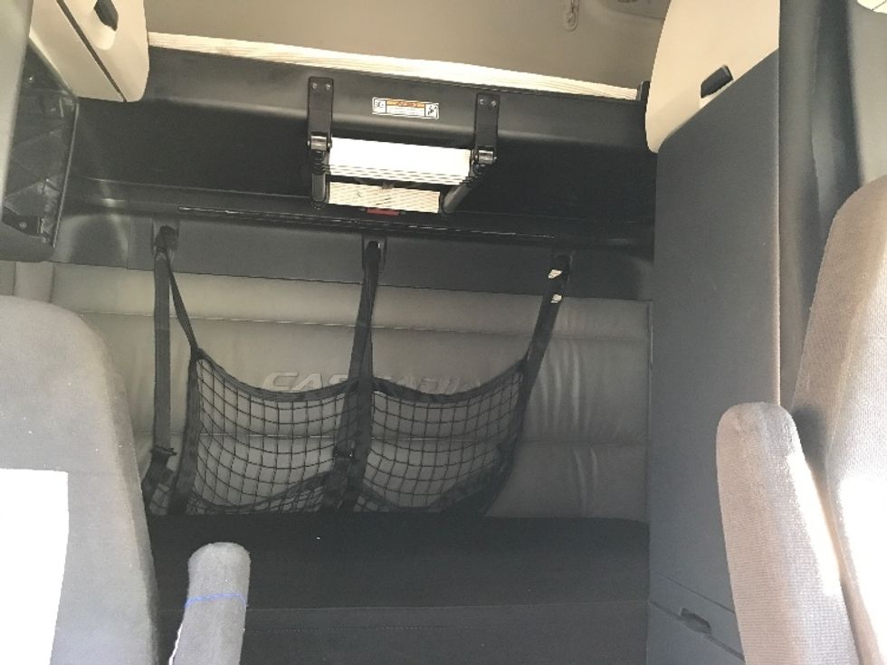 Sleeper Tractor-Heavy Duty Tractors-Freightliner-2022-T12664ST-Bangor-ME-677,790\n\t\tmiles-$ 49,500 - Image 16