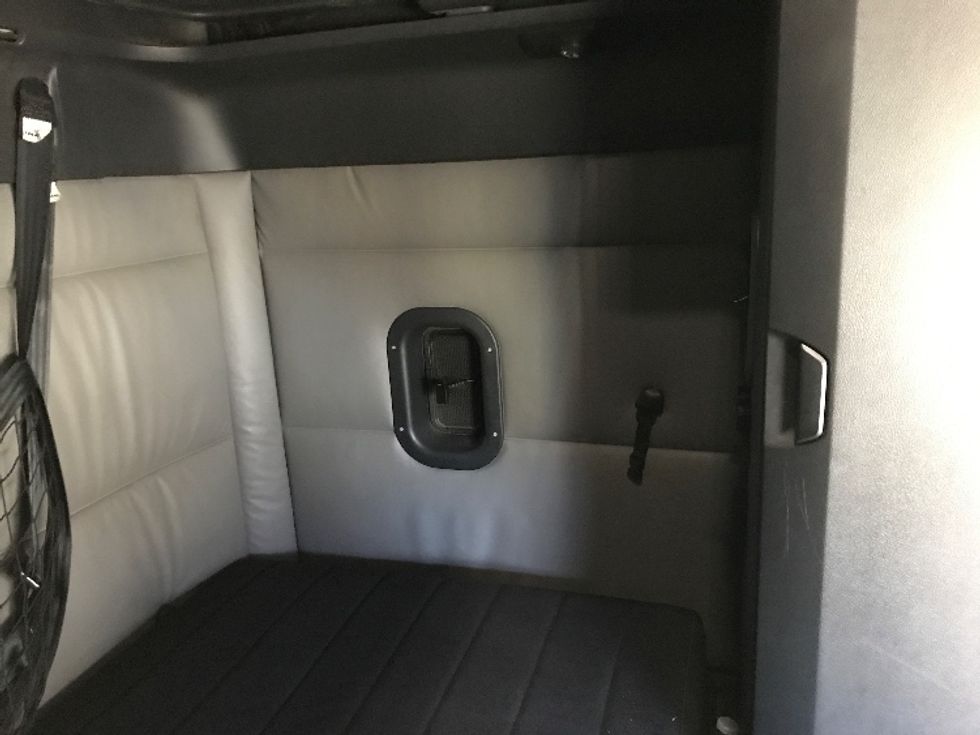 Sleeper Tractor-Heavy Duty Tractors-Freightliner-2022-T12664ST-Bangor-ME-677,790\n\t\tmiles-$ 49,500 - Image 18