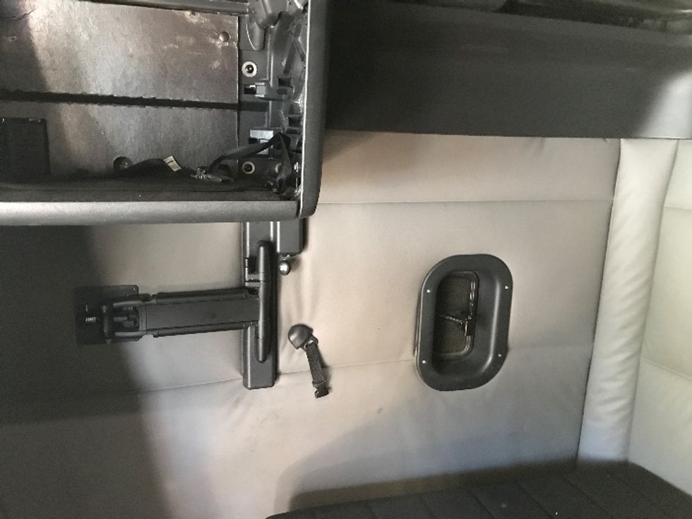 Sleeper Tractor-Heavy Duty Tractors-Freightliner-2022-T12664ST-Bangor-ME-677,790\n\t\tmiles-$ 49,500 - Image 19