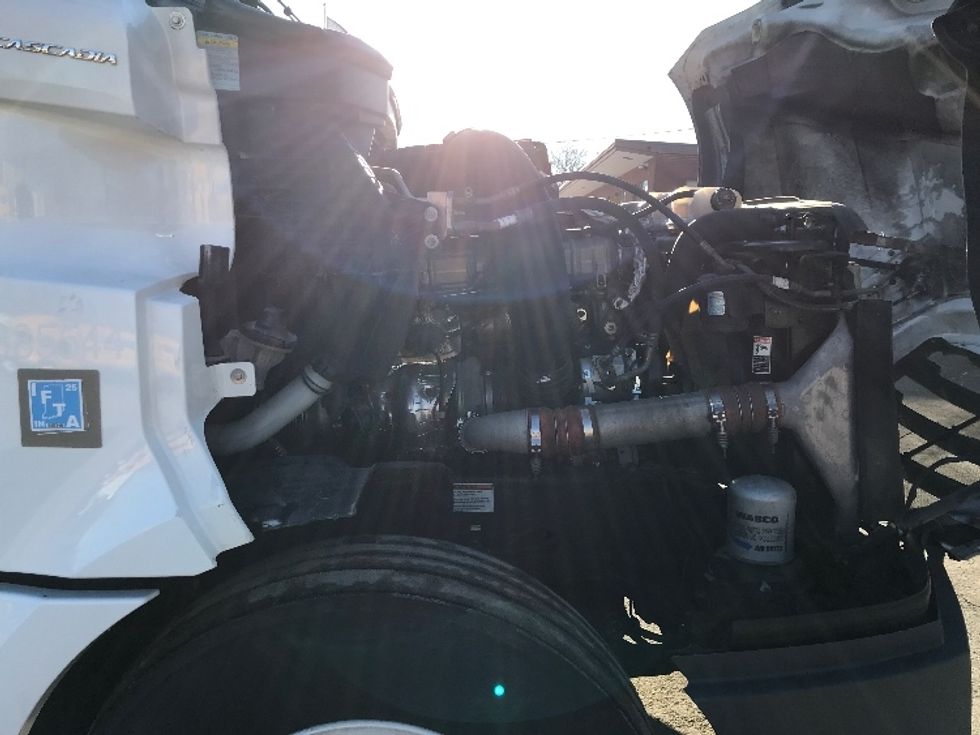 Sleeper Tractor-Heavy Duty Tractors-Freightliner-2022-T12664ST-Bangor-ME-677,790\n\t\tmiles-$ 49,500 - Image 20