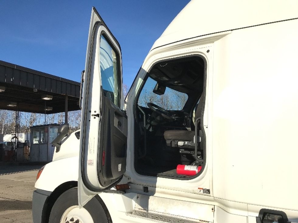 Sleeper Tractor-Heavy Duty Tractors-Freightliner-2022-T12664ST-Bangor-ME-677,790\n\t\tmiles-$ 49,500 - Image 9