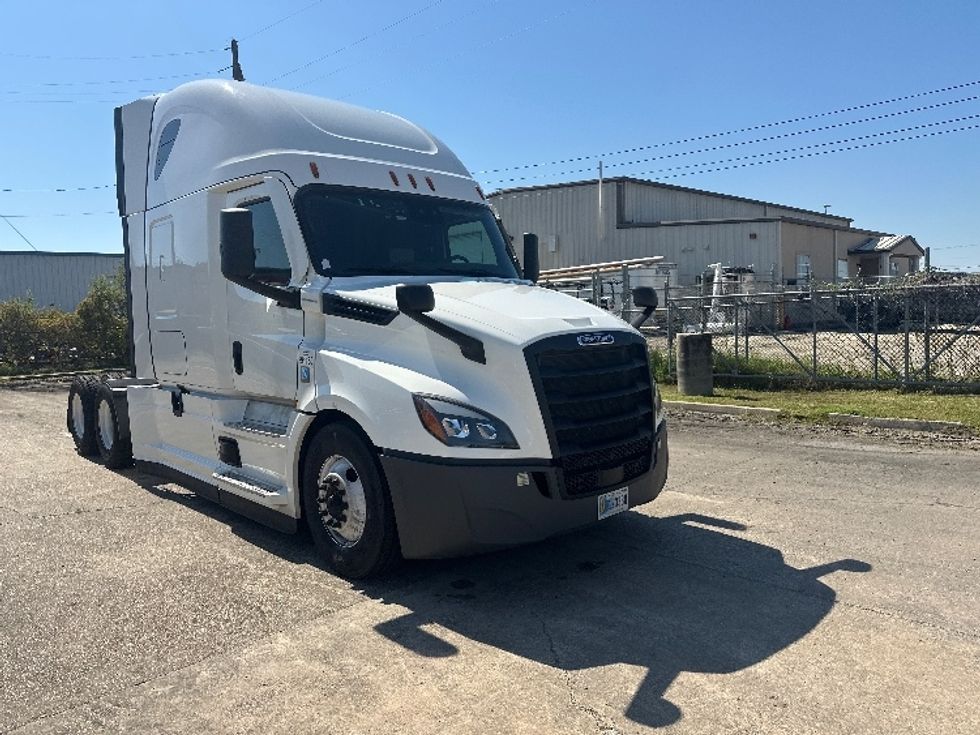 Sleeper Tractor-Heavy Duty Tractors-Freightliner-2022-T12664ST-Baton Rouge-LA-381,094\n\t\tmiles-$ 85,500 - Image 1