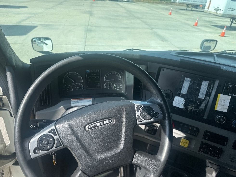 Sleeper Tractor-Heavy Duty Tractors-Freightliner-2022-T12664ST-Baton Rouge-LA-381,094\n\t\tmiles-$ 85,500 - Image 11